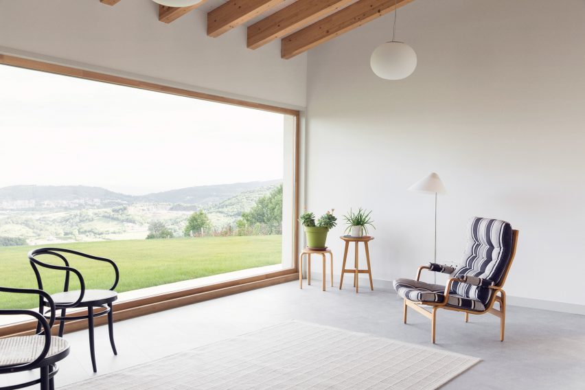 Santiagomendi House by Pauzarq Architects