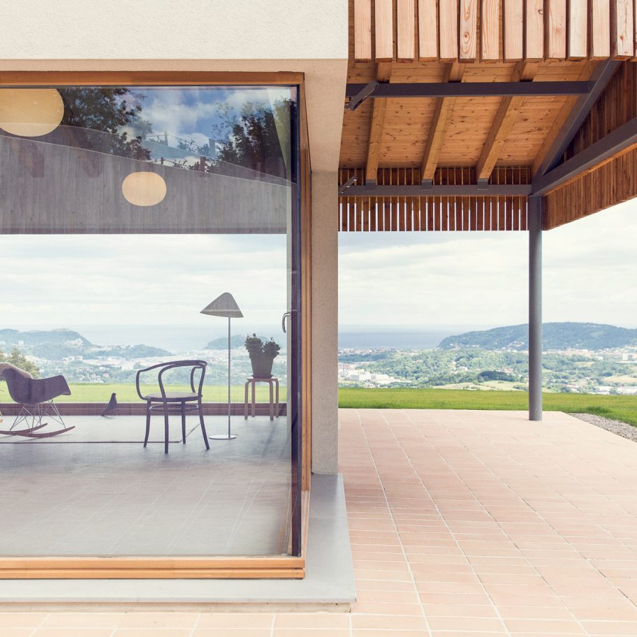 Pauzarq Arquitectos makes the most of views from hillside Santiagomendi House