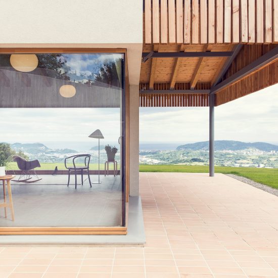 Pauzarq Arquitectos makes the most of views from hillside Santiagomendi House