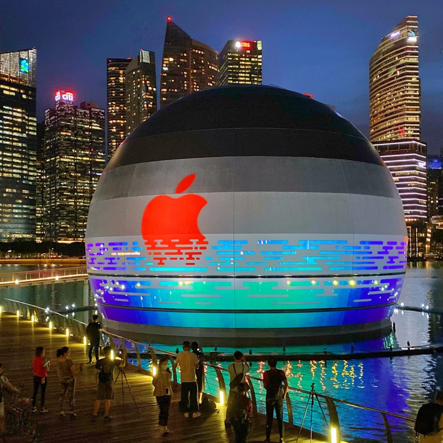 Apple Marina Bay Sands is a "floating" spherical Apple Store bt Foster + Partners