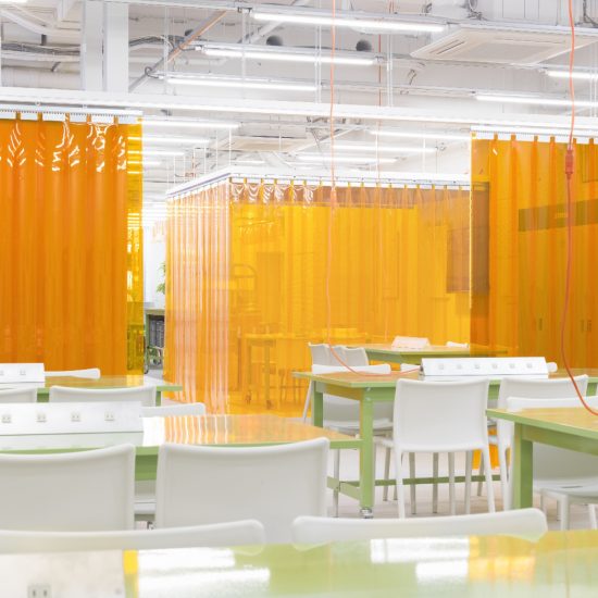 Multi-purpose hall / Grids of raceways accommodating wires and outlets are installed on the ceiling in order to allow flexible zoning