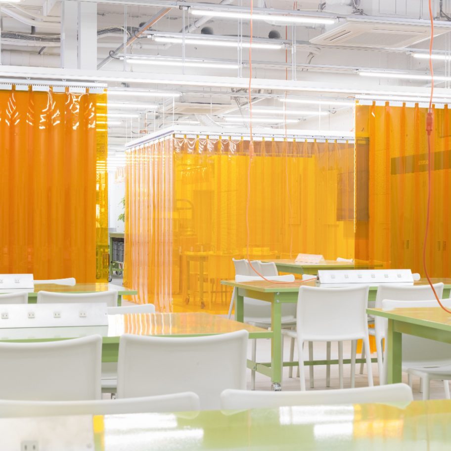 Multi-purpose hall / Grids of raceways accommodating wires and outlets are installed on the ceiling in order to allow flexible zoning