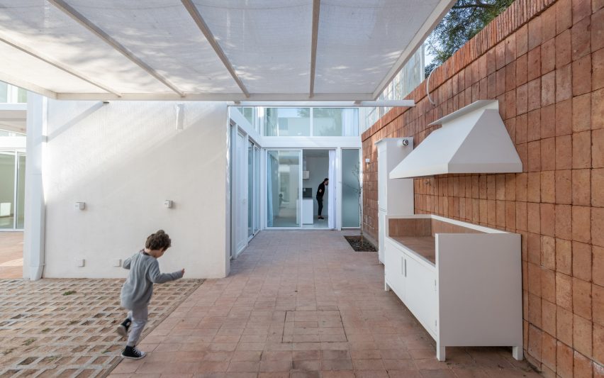 Azaleas housing in Villa Allende by Pablo Lorenzo