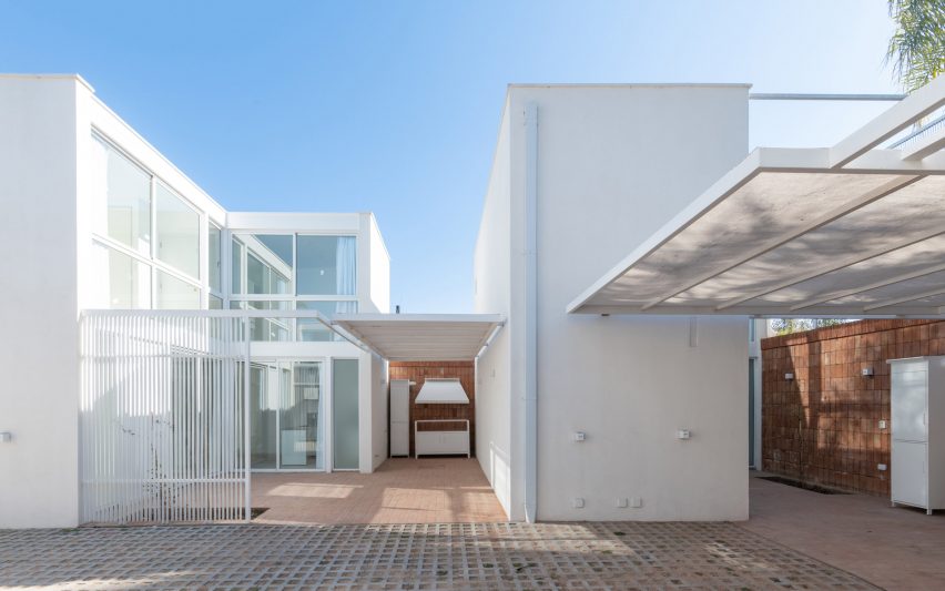 Azaleas housing in Villa Allende by Pablo Lorenzo