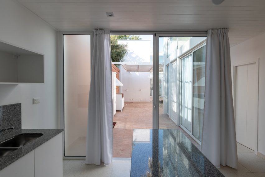 Azaleas housing in Villa Allende by Pablo Lorenzo