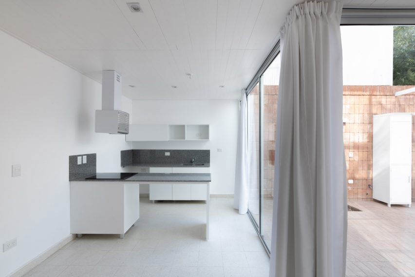 Azaleas housing in Villa Allende by Pablo Lorenzo