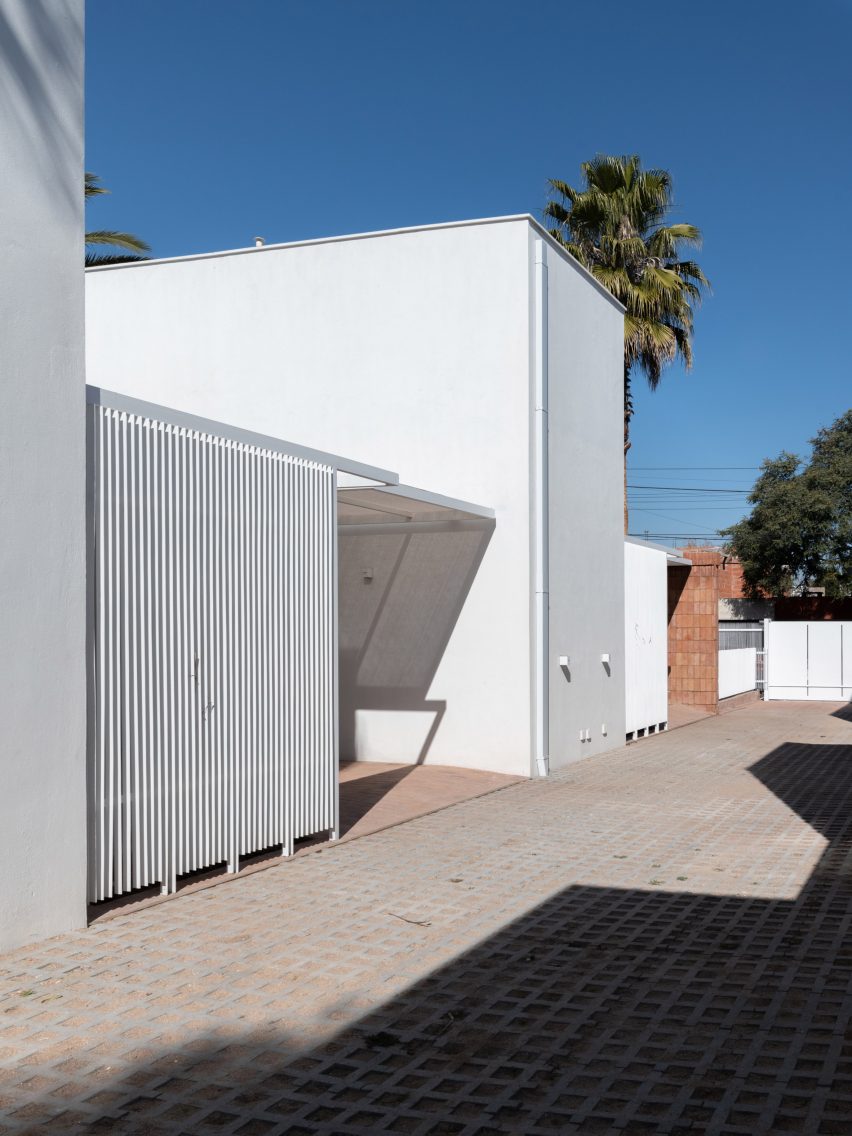 Azaleas housing in Villa Allende by Pablo Lorenzo