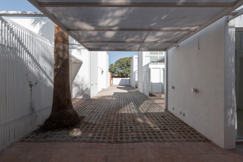 Azaleas housing in Villa Allende by Pablo Lorenzo