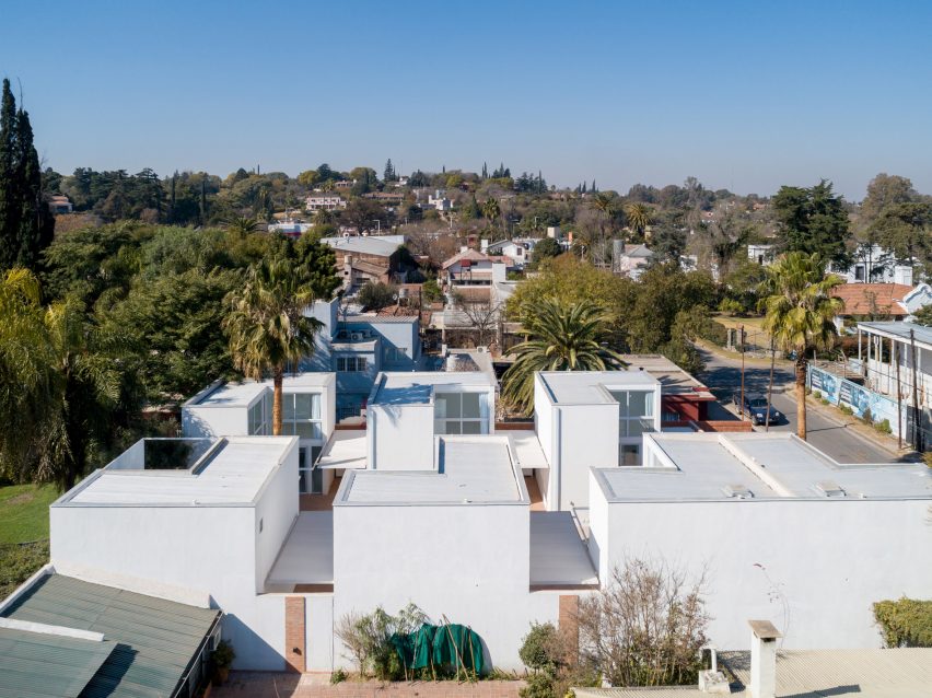 Azaleas housing in Villa Allende by Pablo Lorenzo