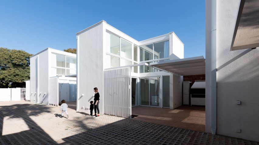 Azaleas housing in Villa Allende by Pablo Lorenzo
