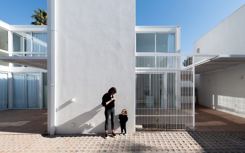 Azaleas housing in Villa Allende by Pablo Lorenzo