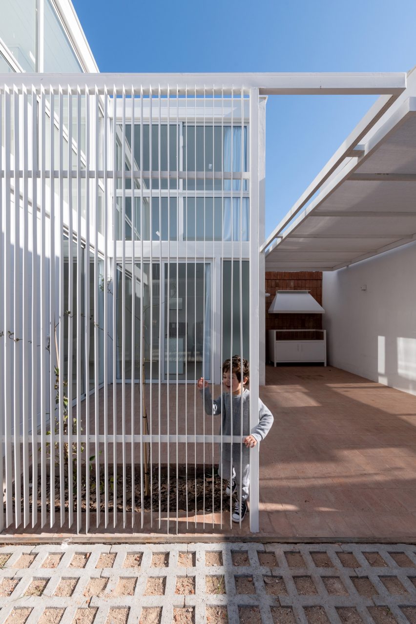 Azaleas housing in Villa Allende by Pablo Lorenzo