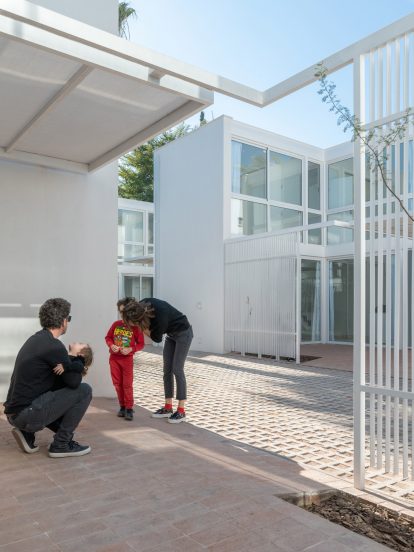 Azaleas housing in Villa Allende by Pablo Lorenzo