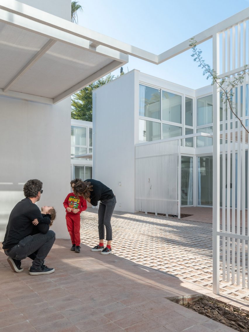 Azaleas housing in Villa Allende by Pablo Lorenzo