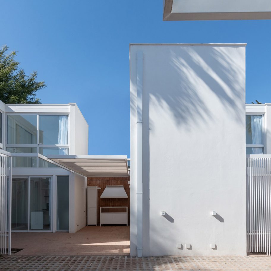 Studio LZ creates L-shaped housing community in Villa Allende