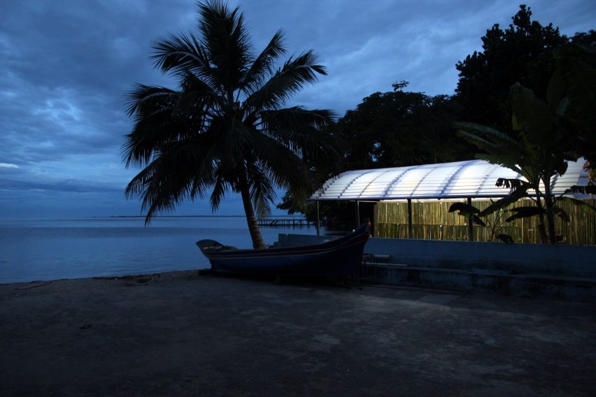 Beach Kiosk and Boat Refuge by Estudio Flume