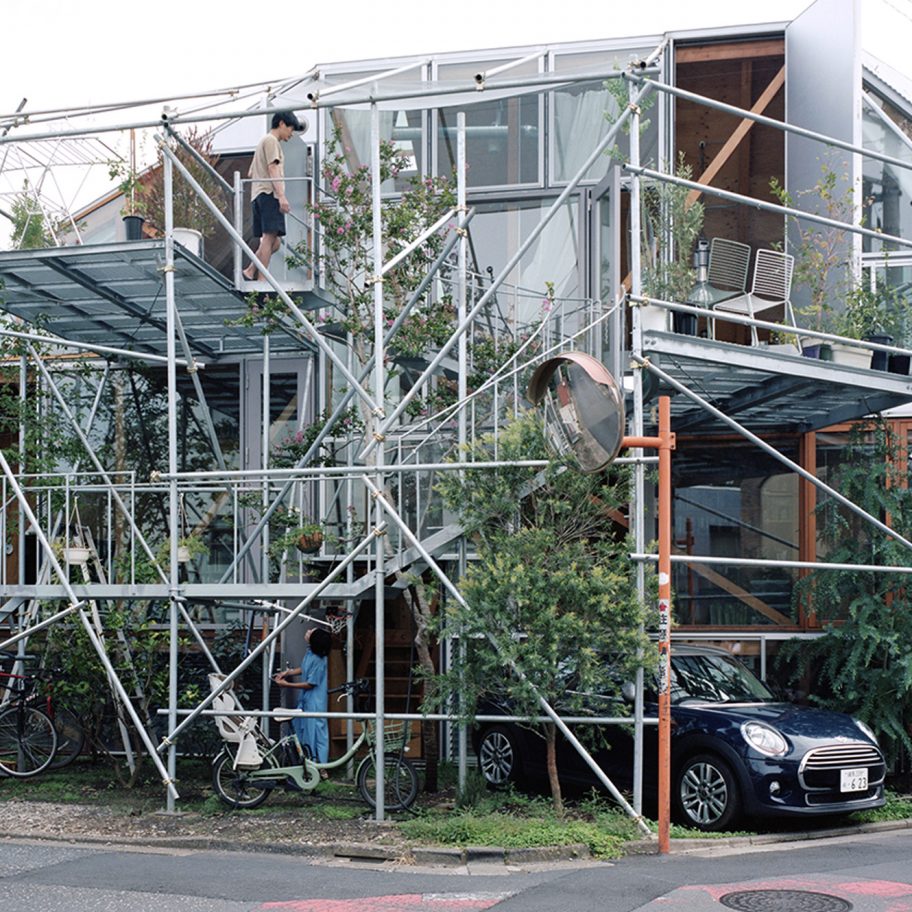 Suzuko Yamada encloses reconfigurable Tokyo home in permanent scaffolding