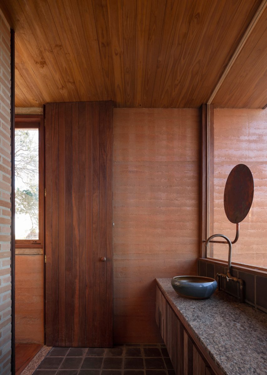 House in Cunha by Arquipelago