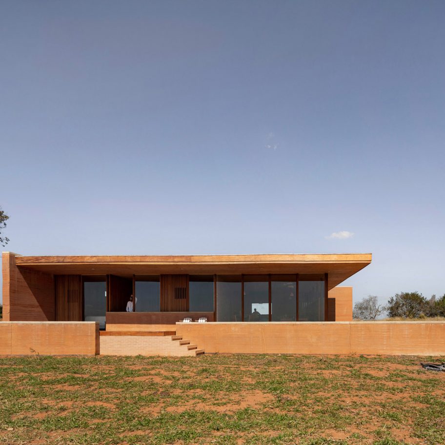 House in Cunha by Arquipelago