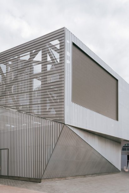 North Greenwich Sculptural Screen by Neiheiser Argyros