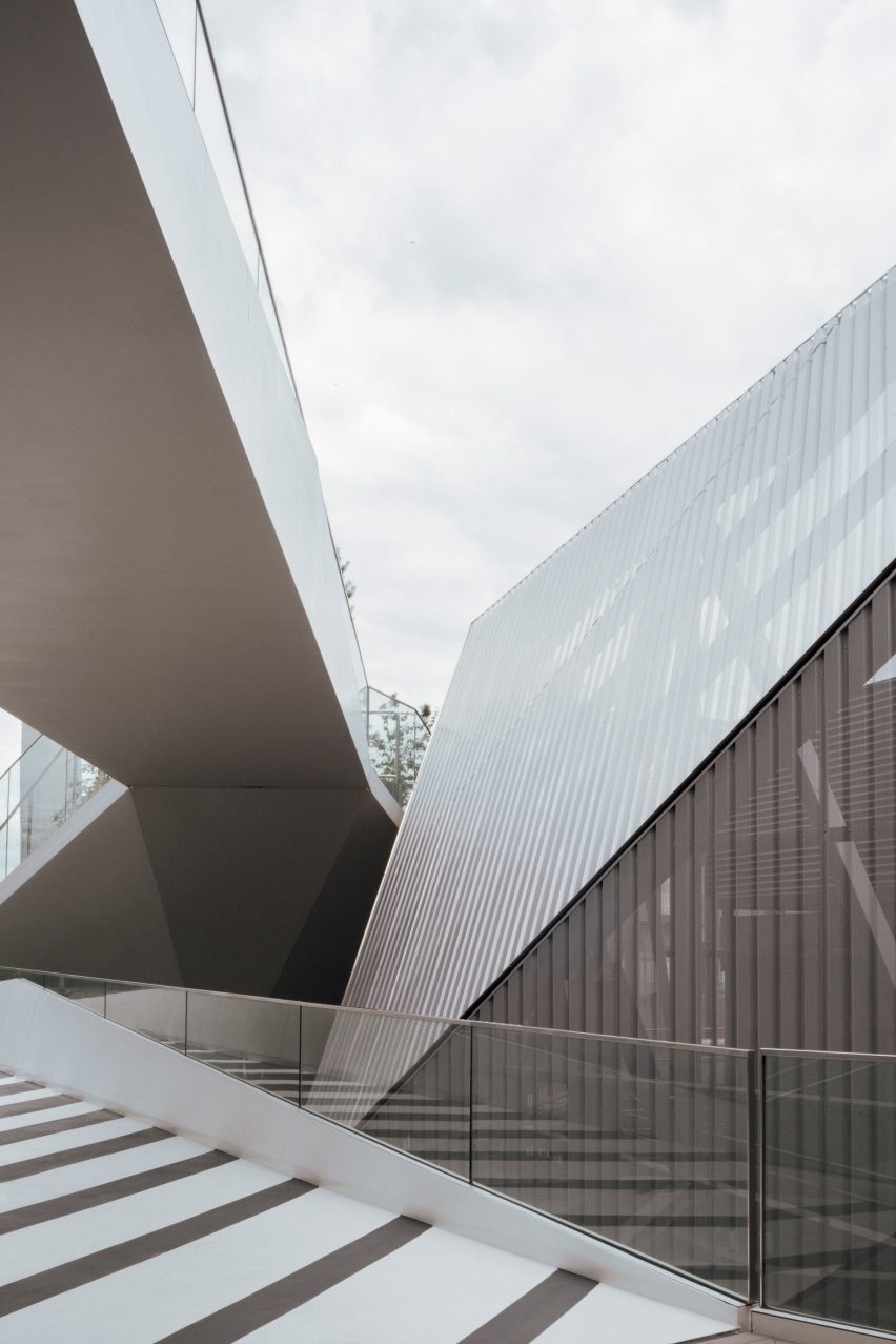 North Greenwich Sculptural Screen by Neiheiser Argyros
