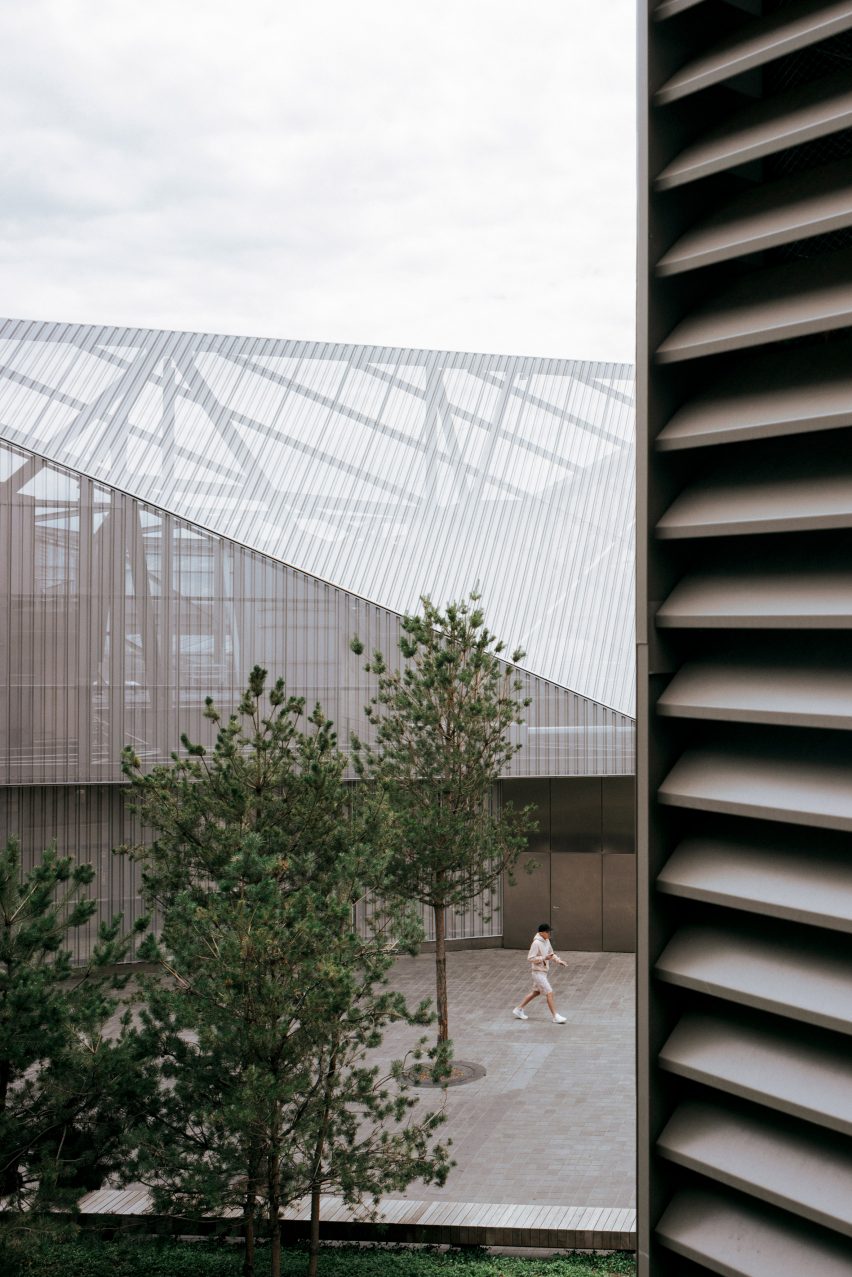 North Greenwich Sculptural Screen by Neiheiser Argyros