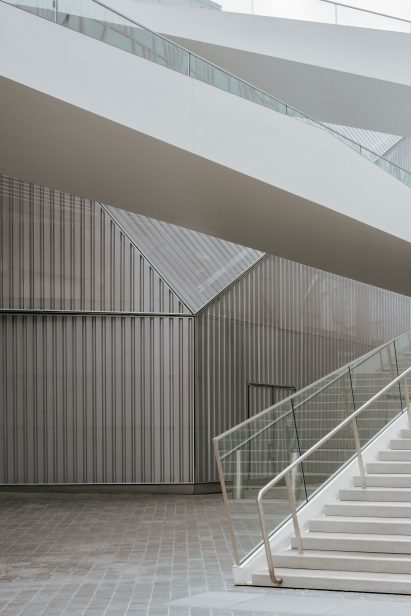 North Greenwich Sculptural Screen by Neiheiser Argyros
