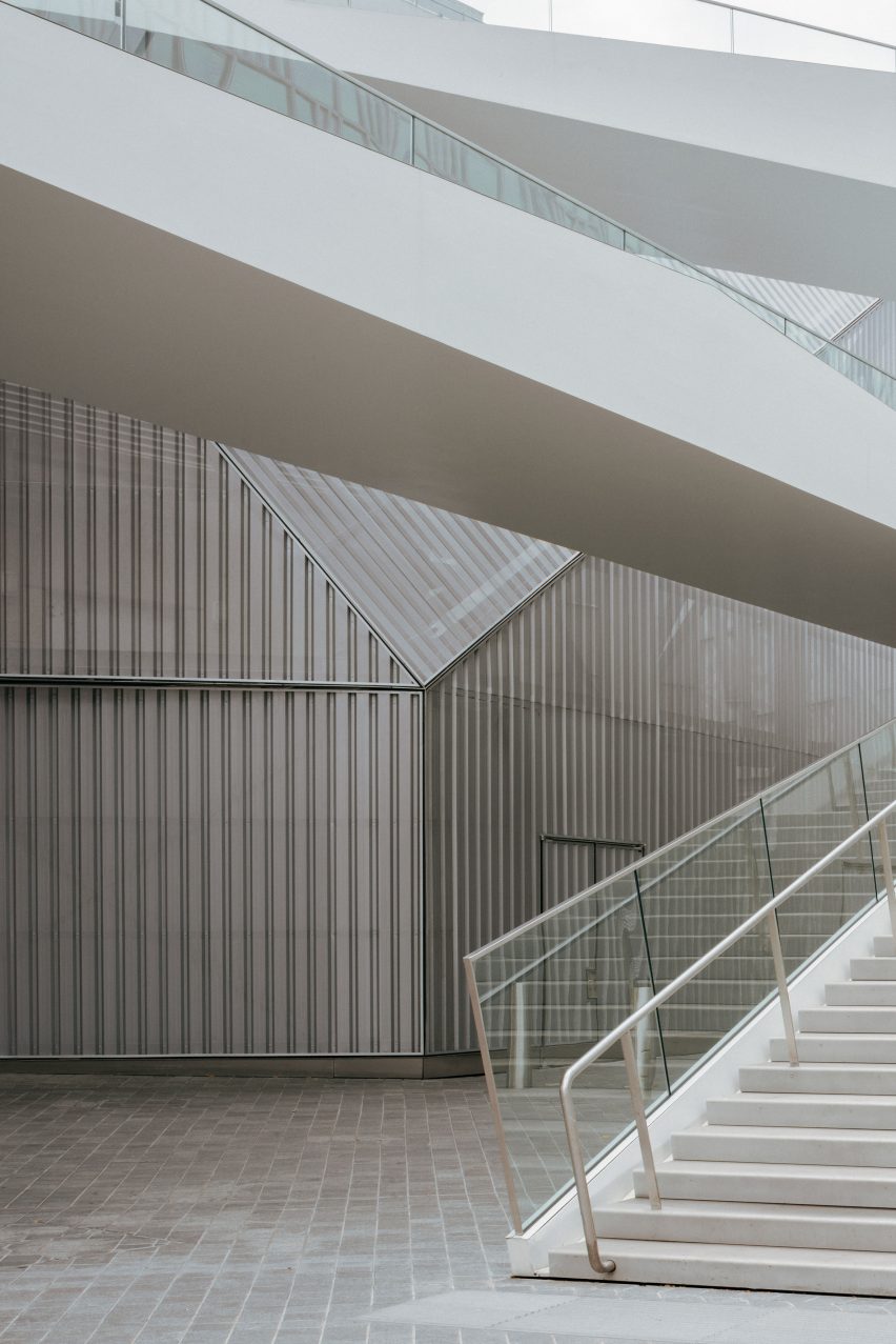 North Greenwich Sculptural Screen by Neiheiser Argyros