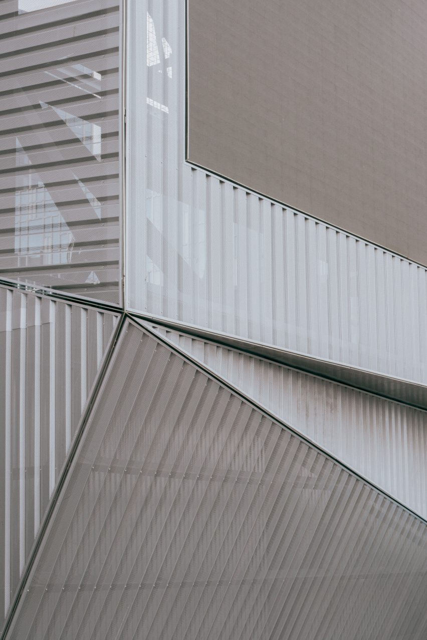 North Greenwich Sculptural Screen by Neiheiser Argyros