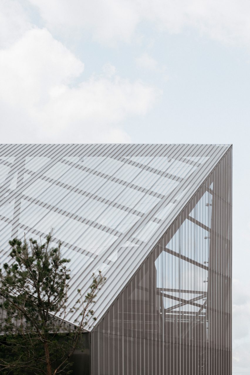 North Greenwich Sculptural Screen by Neiheiser Argyros