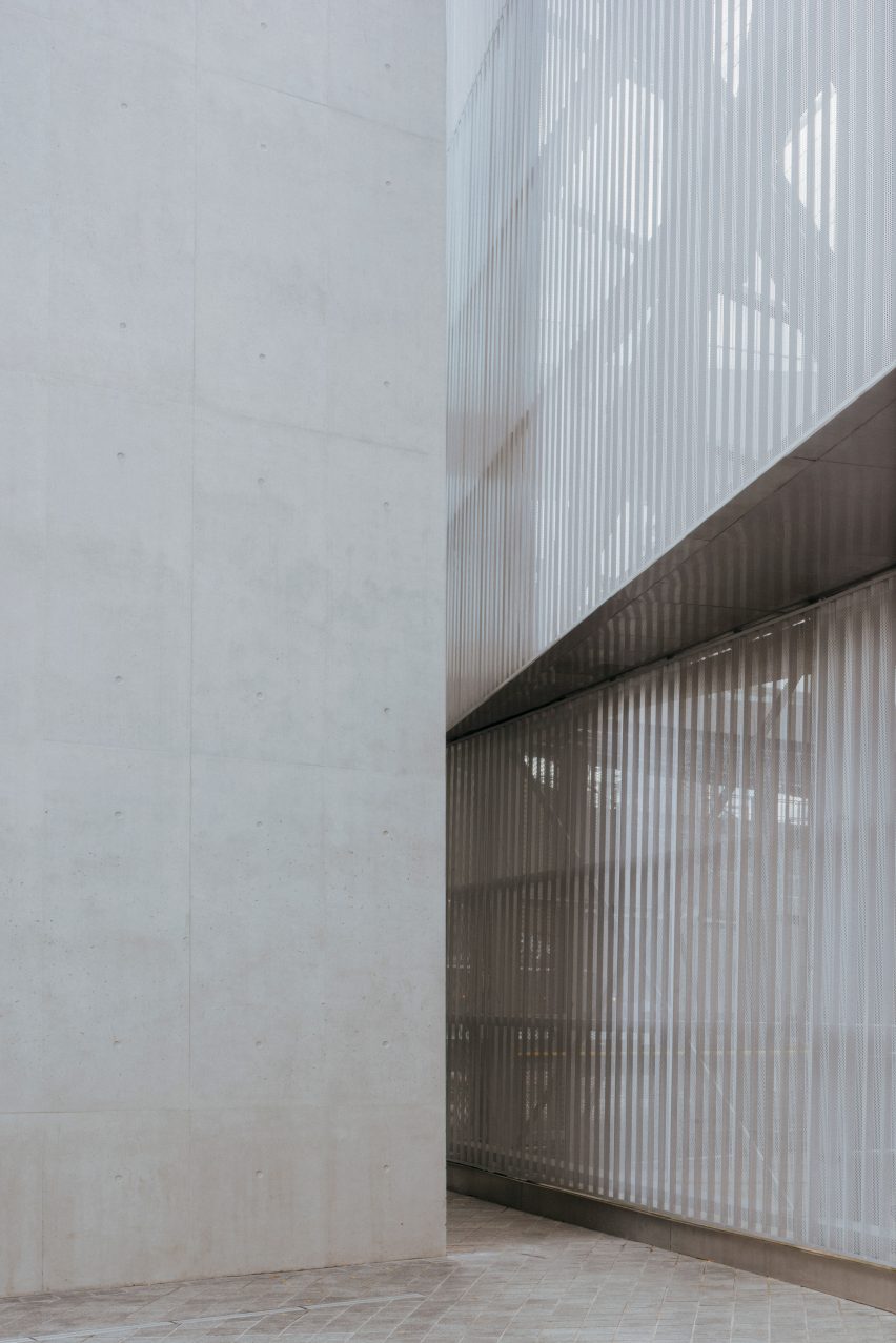 North Greenwich Sculptural Screen by Neiheiser Argyros
