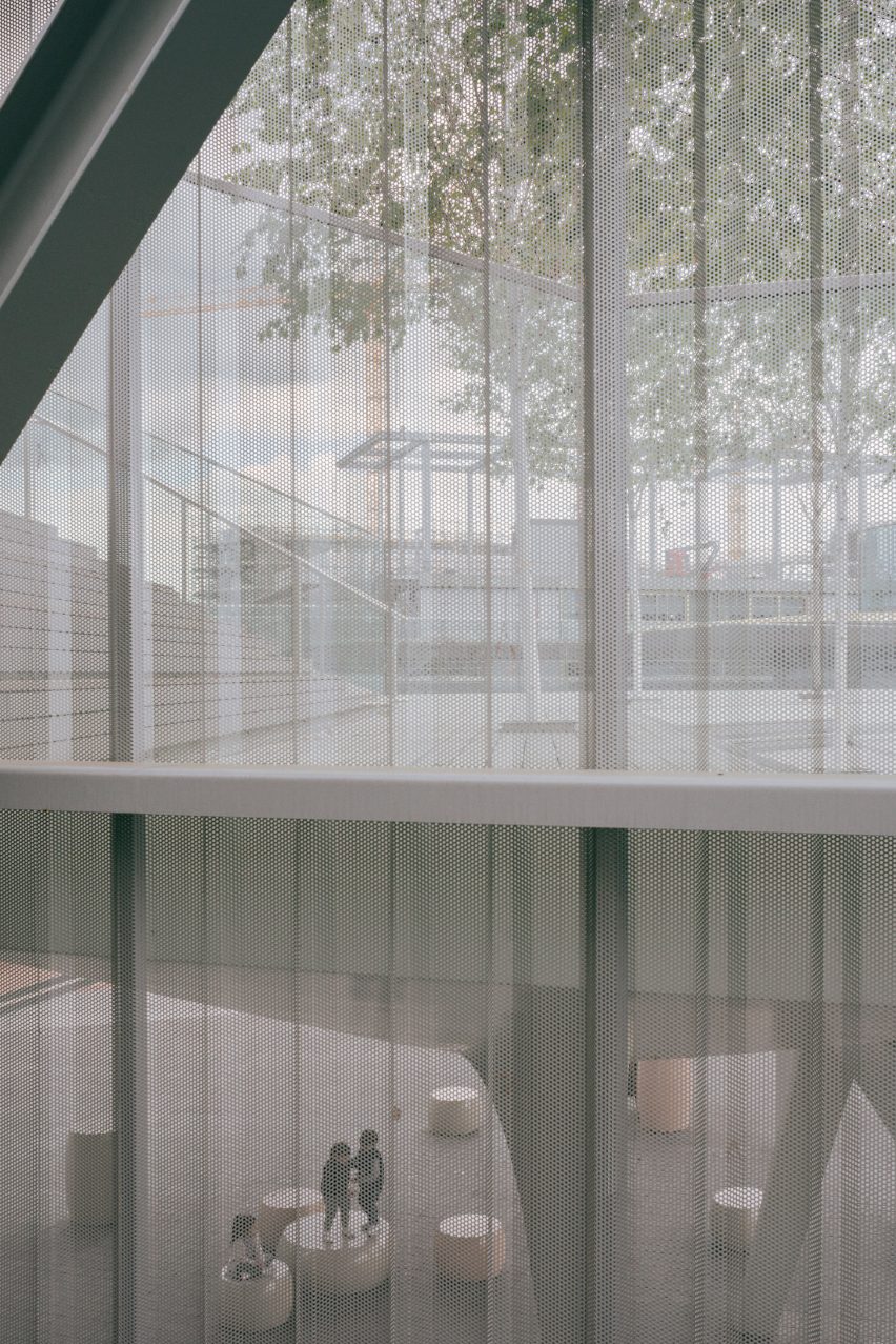 North Greenwich Sculptural Screen by Neiheiser Argyros