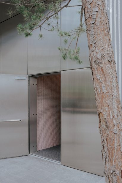 North Greenwich Sculptural Screen by Neiheiser Argyros