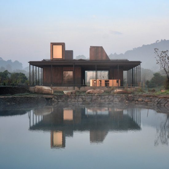 Casa Temascaltepec: The main residence is conceived as a pavilion.