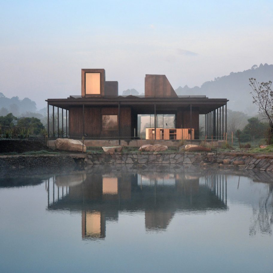 Casa Temascaltepec: The main residence is conceived as a pavilion.