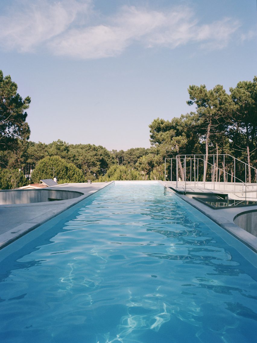 Rooftop swimming pool of Exterior of Trefoil House by Double O Studio