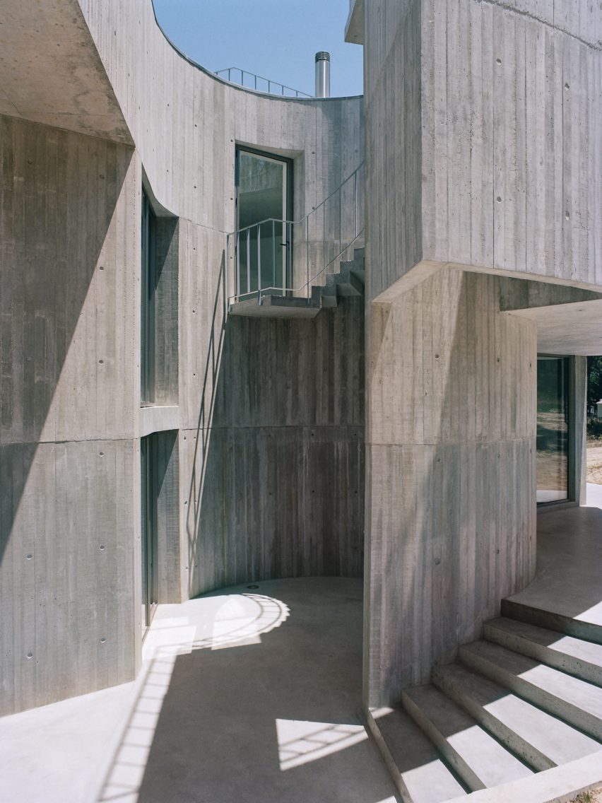 Concrete patio of Trefoil House by Double O Studio