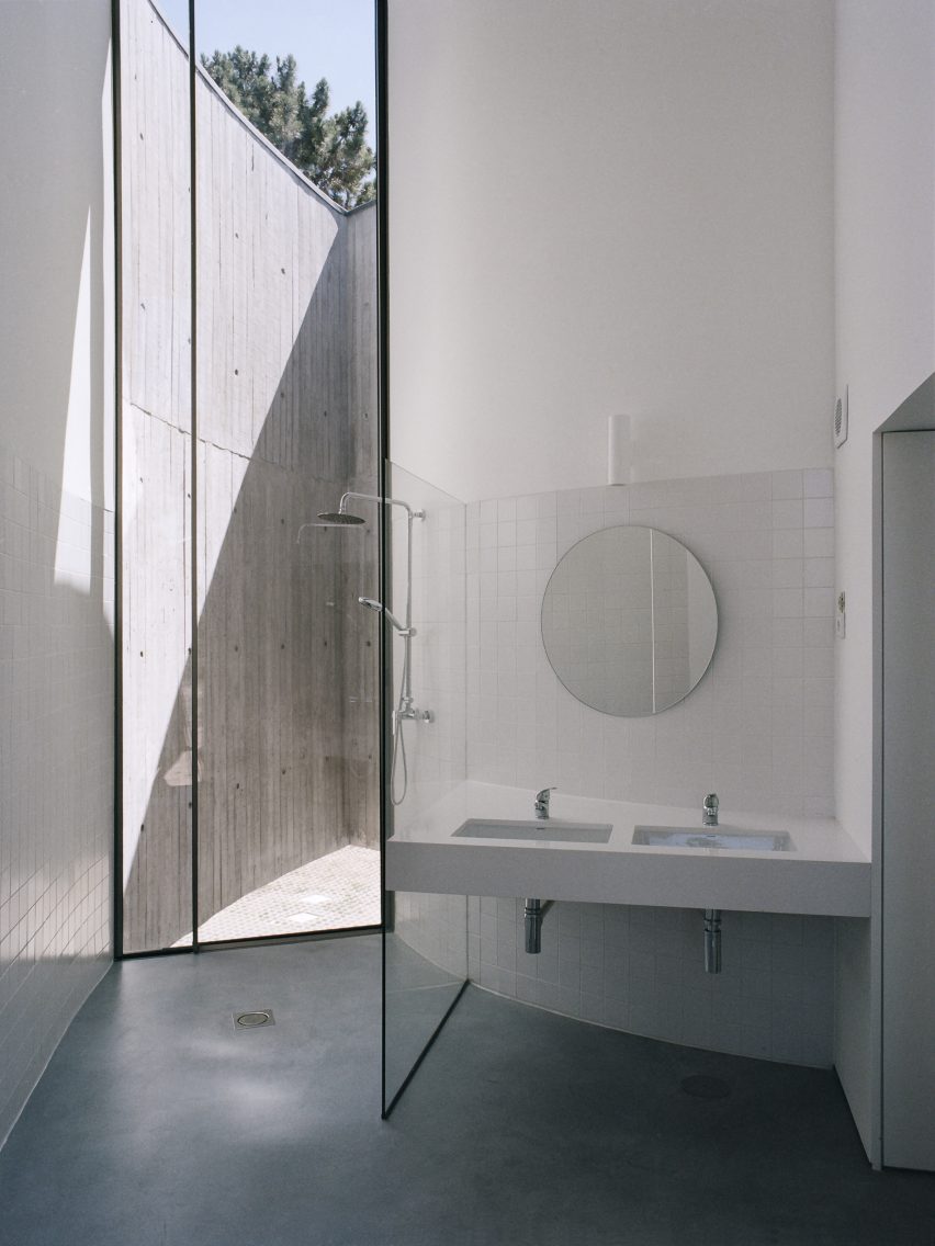 Bathroom of Trefoil House by Double O Studio