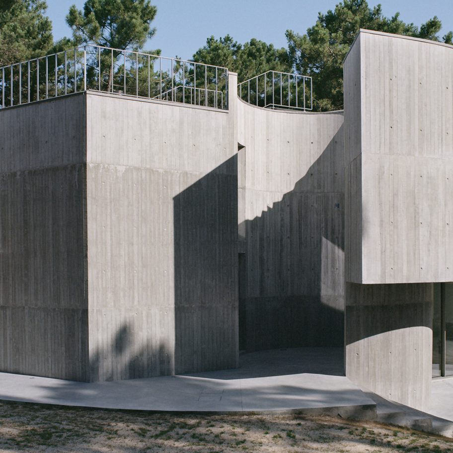 Double O Studio tops trefoil-shaped concrete house with rooftop pool
