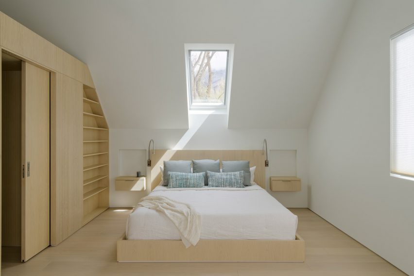 Bedroom o Exterior and perforated metal facade Music Box by CCY Architects