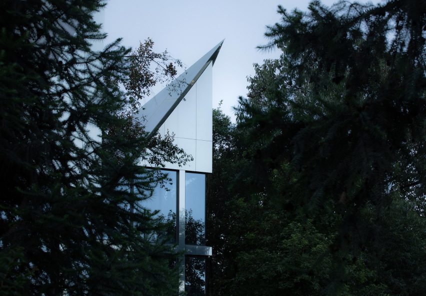 Mirrored cabins designed by Interior views of a cabin by Wiki World and Advanced Architecture Lab in China
