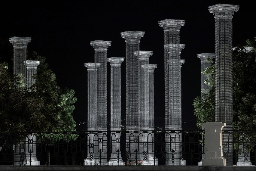 Opera installation of wire mesh columns in Reggio Calabria by Edoardo Tresoldi 