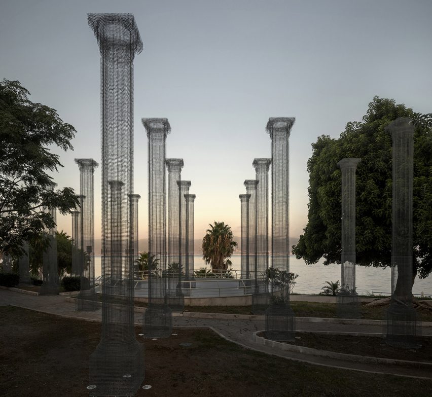 Opera installation of wire mesh columns in Reggio Calabria by Edoardo Tresoldi 