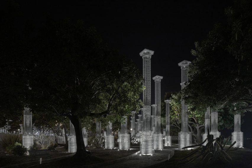 Opera installation of wire mesh columns in Reggio Calabria by Edoardo Tresoldi 