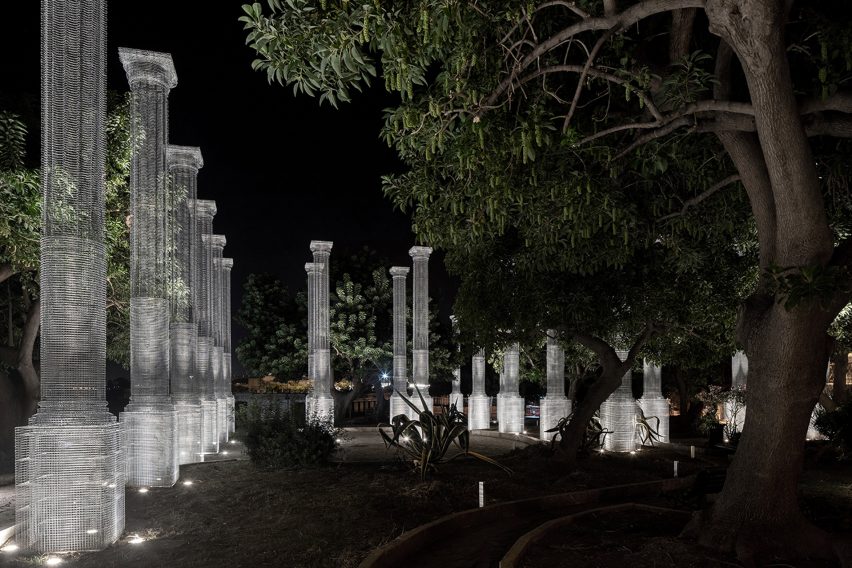 Opera installation of wire mesh columns in Reggio Calabria by Edoardo Tresoldi 
