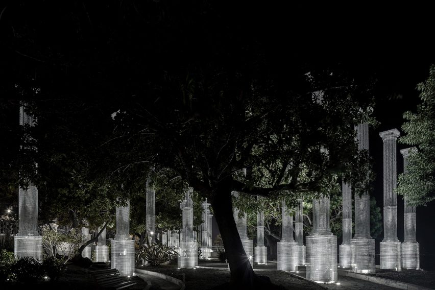 Opera installation of wire mesh columns in Reggio Calabria by Edoardo Tresoldi 
