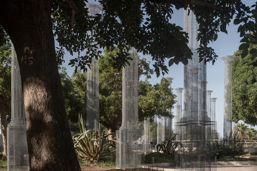 Opera installation of wire mesh columns in Reggio Calabria by Edoardo Tresoldi 