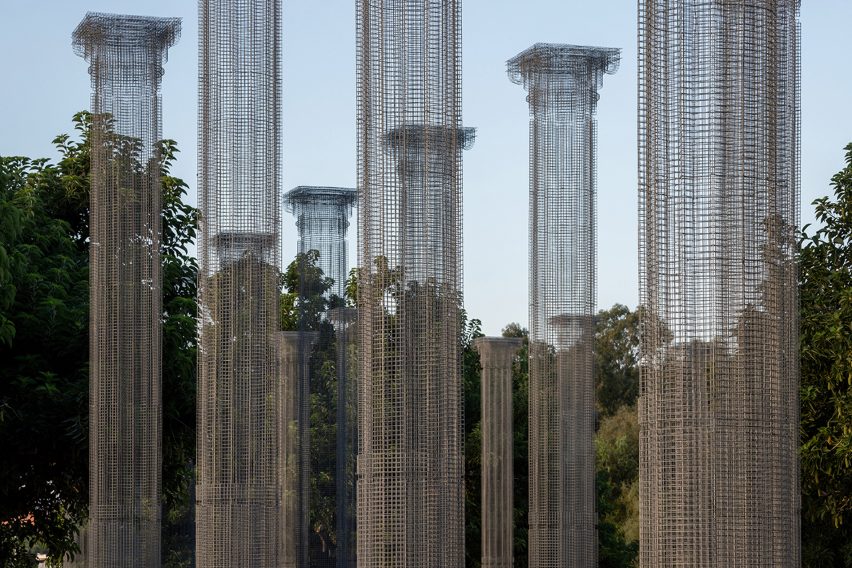 Opera installation of wire mesh columns in Reggio Calabria by Edoardo Tresoldi 