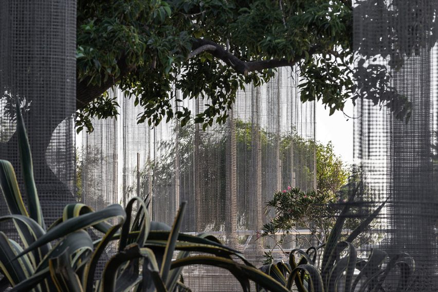 Opera installation of wire mesh columns in Reggio Calabria by Edoardo Tresoldi 