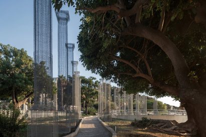 Opera installation of wire mesh columns in Reggio Calabria by Edoardo Tresoldi